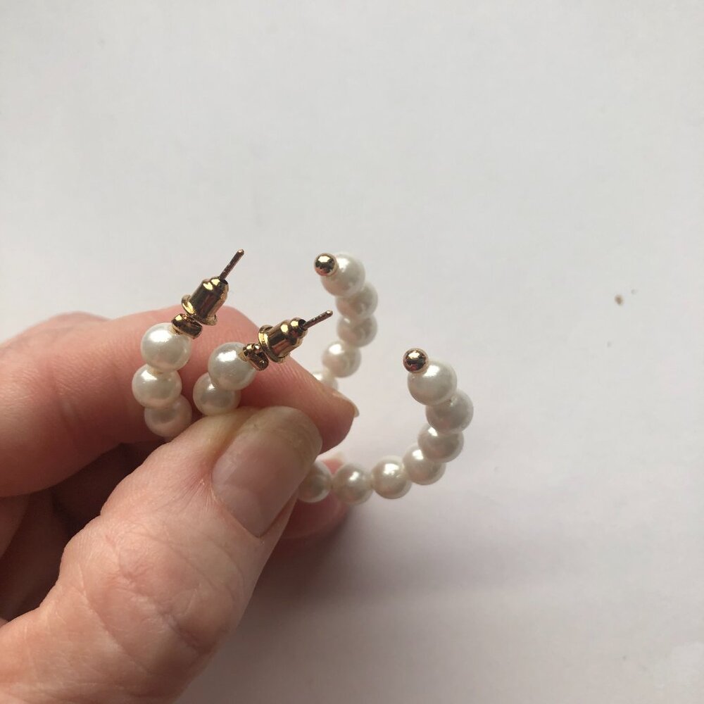 NEW PEARL HOOP EARRINGS —GOLD TONE • 1.5” HOOPS Costume Jewelry Women's Earrings - Picture 4 of 10